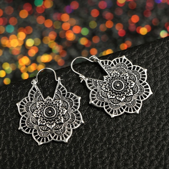 END OF SUMMER CLEARANCE!LOTUS MANDALA CUT OUT EARRINGS! - Picture 1 of 1